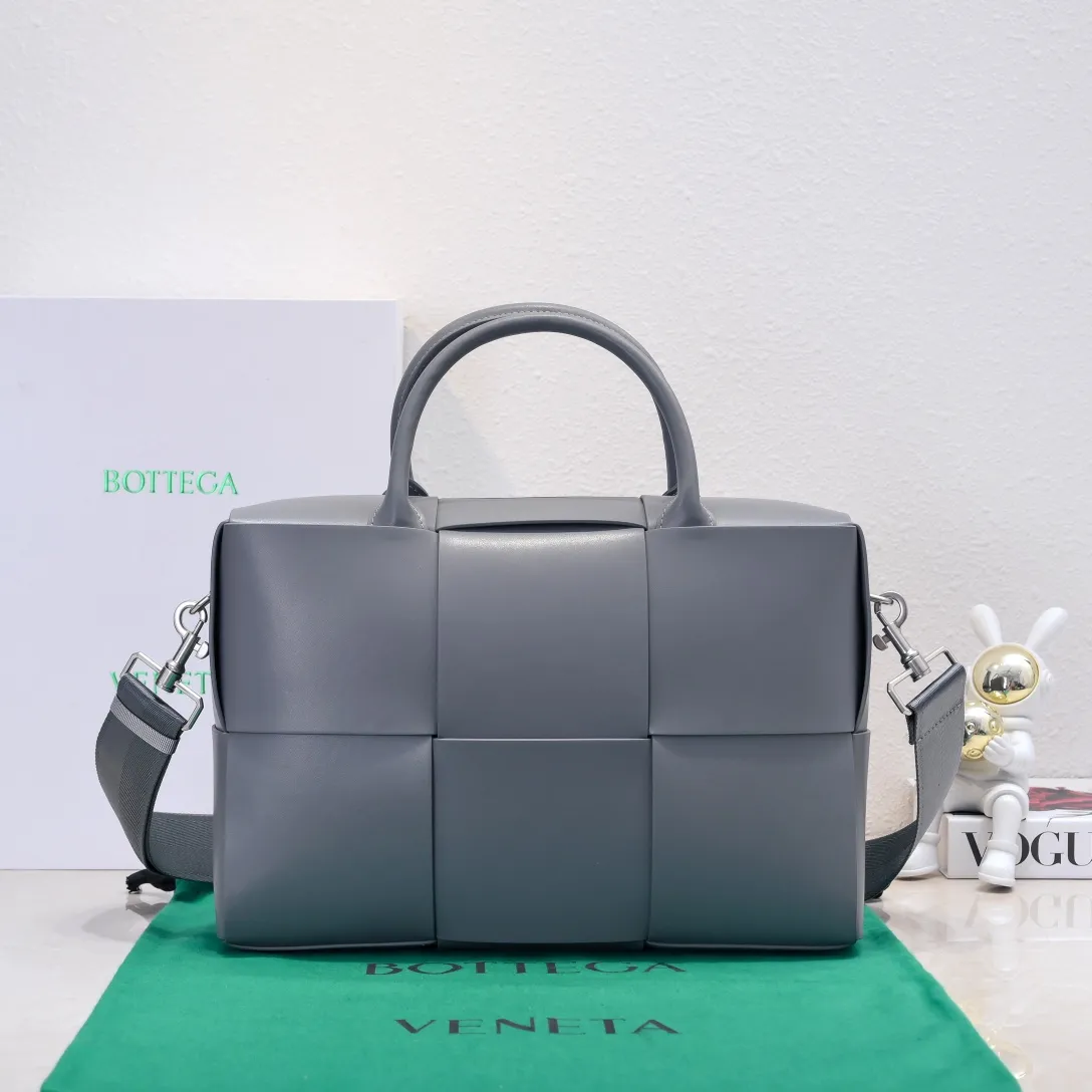Batch 1880 Bottega Veneta large-lattice men's briefcase. The briefcase is a "value-for-money equipment" that all boys must have as soon as they step out of school. Whether you need to go to the office or go out to discuss business, nothing can better reflect your good taste and financial strength than a simple and elegant briefcase. It can be carried on one shoulder or cross-body to meet your different needs. The capacity is also super 🉑️ Style number: 6801 Size: 36*24*7.5cm